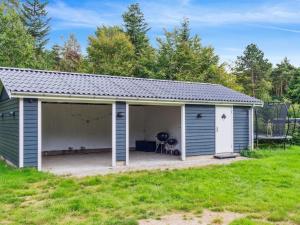 un garaje gris con una gran puerta abierta en Holiday Home Gisl - 1-3km from the sea in Sealand by Interhome, en Vig