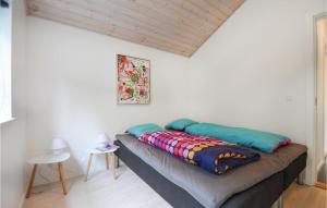 ein Bett mit einer bunten Decke auf einem Zimmer in der Unterkunft 3 Bedroom Lovely Home In Ebeltoft in Ebeltoft