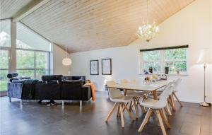 ein Esszimmer und ein Wohnzimmer mit einem Tisch und Stühlen in der Unterkunft 3 Bedroom Lovely Home In Ebeltoft in Ebeltoft