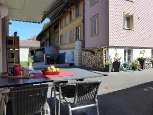 un tavolo con un cesto di frutta su un patio di Apartment Tilia by Interhome a Bönigen