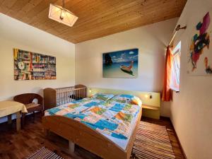 Ένα ή περισσότερα κρεβάτια σε δωμάτιο στο Apartment Landhaus Rosental by Interhome
