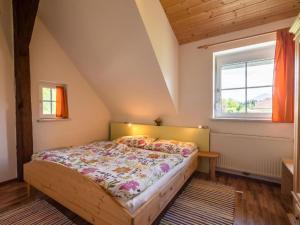 Ένα ή περισσότερα κρεβάτια σε δωμάτιο στο Apartment Landhaus Rosental by Interhome