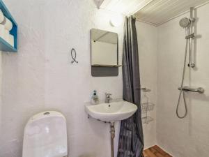 Koupelna v ubytování Holiday Home Keimo - 1-3km from the sea in Djursland and Mols by Interhome