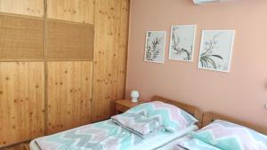 Ένα ή περισσότερα κρεβάτια σε δωμάτιο στο Ágnes Apartman - közvetlen Balaton-parti szálláshely