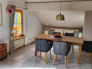 - une salle à manger avec une table et des chaises en bois dans l'établissement Apartment Ferienwohnung Maissen by Interhome, à Lenz