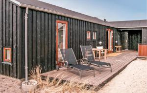 ロンストラップにあるStunning Home In Hjrring With 4 Bedrooms And Internetの木製デッキの椅子付き黒家