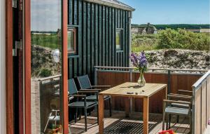 En balkon eller terrasse på Cozy Home In Hjrring With Kitchen