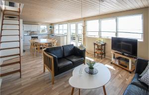 エーベルトフトにあるStunning Home In Ebeltoft With 2 Bedrooms And Wifiのリビングルーム(ソファ、テーブル付)