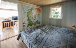 エーベルトフトにあるStunning Home In Ebeltoft With 2 Bedrooms And Wifiのベッドルーム1室(ベッド1台付)、壁に地図が備わります。