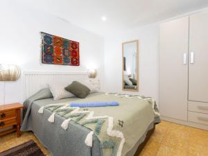 une chambre avec un lit et un miroir au mur dans l'établissement Holiday Home Marit by Interhome, à Almuñécar 27 autres photos