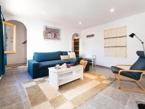 un salon avec un canapé bleu et une table dans l'établissement Holiday Home Marit by Interhome, à Almuñécar