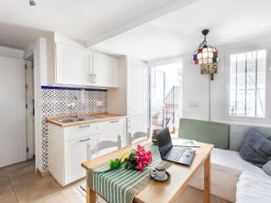 - une cuisine avec une table et un ordinateur portable dans l'établissement Holiday Home Marit by Interhome, à Almuñécar