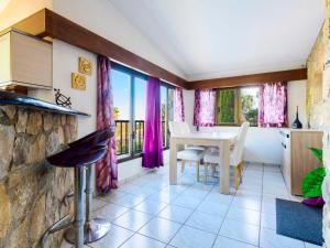 - une cuisine et une salle à manger avec une table et des chaises dans l'établissement Villa El Refugio-2 by Interhome, à Oropesa del Mar