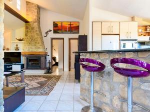 - une cuisine et un salon avec tabourets de bar violets dans l'établissement Villa El Refugio-2 by Interhome, à Oropesa del Mar
