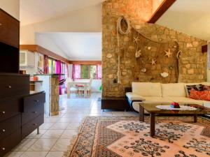 - un salon avec un canapé et un mur en pierre dans l'établissement Villa El Refugio-2 by Interhome, à Oropesa del Mar