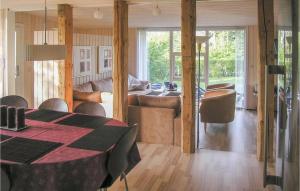 Svetainės erdvė apgyvendinimo įstaigoje Amazing Home In Ebeltoft With 4 Bedrooms And Wifi