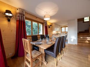 uma sala de jantar com uma mesa de madeira e cadeiras em Chalet Dipankar by Interhome em Villars-sur-Ollon