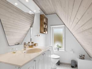een badkamer met een wastafel en een toilet bij Holiday Home Pauli - 350m from the sea in NW Jutland by Interhome in Pandrup