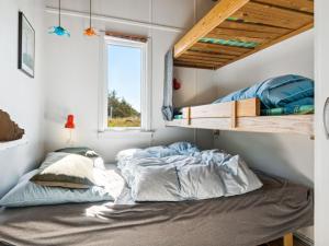 Torsted的住宿－Holiday Home Satu - 500m from the sea in NW Jutland by Interhome，一间卧室配有两张床和一张双层床。