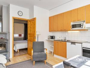 una cucina con un tavolo e una sedia in una stanza di Holiday Home Moitakuru d35 by Interhome a Saariselka