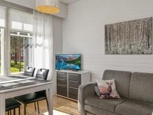 un soggiorno con un divano e una TV di Holiday Home Moitakuru d35 by Interhome a Saariselka