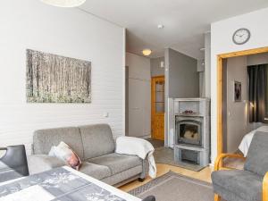 un soggiorno con divano e camino di Holiday Home Moitakuru d35 by Interhome a Saariselka