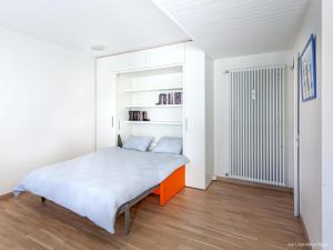 ein Schlafzimmer mit einem Bett und einem Bücherregal in der Unterkunft Studio Casa Lepontica-1 by Interhome in Leontica