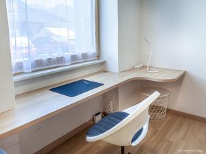 un bureau avec une chaise à côté d'une fenêtre dans l'établissement Studio Casa Lepontica-1 by Interhome, à Leontica