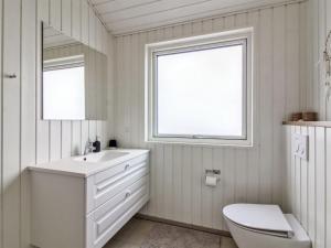 Koupelna v ubytování Holiday Home Alea - 800m from the sea by Interhome