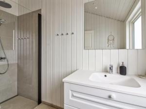 Koupelna v ubytování Holiday Home Alea - 800m from the sea by Interhome