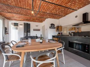 Un comedor con mesa y sillas de madera. en Holiday Home Cascina Basan by Interhome, en Asti