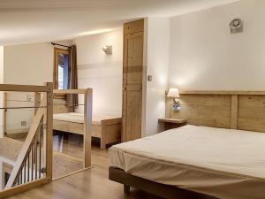 Posteľ alebo postele v izbe v ubytovaní Studio rénové avec mezzanine, balcon, à 10 min des pistes – Val-d'Isère Centre - FR-1-518-123