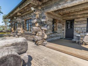 une cabane en rondins avec une terrasse et une porte dans l'établissement Holiday Home Kanerva 1c by Interhome, à Saariselka