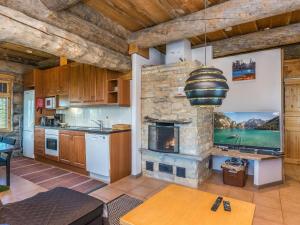 - une cuisine avec une cheminée en pierre dans l'établissement Holiday Home Kanerva 1c by Interhome, à Saariselka