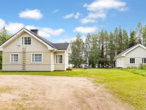 a house with a dirt road in front of it at Holiday Home Villa vuorso by Interhome in Raanujärvi
