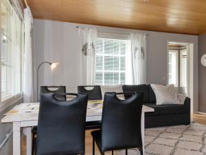 sala de estar con sofá, mesa y sillas en Holiday Home Villa vuorso by Interhome, en Raanujärvi