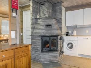 Kuchyň nebo kuchyňský kout v ubytování Holiday Home Aarakka 7 by Interhome