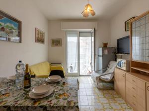 Il comprend un salon avec une table et une cuisine. dans l'établissement Apartment Marisa by Interhome, à Santo Stefano al Mare