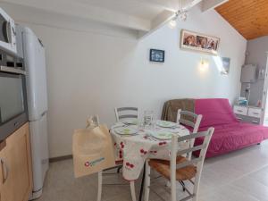 una sala da pranzo con un tavolo e una cucina di Holiday Home Les Maisons de l'Océan-2 by Interhome a Les Mathes