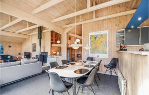 エーベルトフトにあるAwesome Home In Ebeltoft With 5 Bedrooms And Saunaのキッチン、ダイニングルーム(テーブル、椅子付)