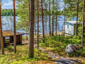 una cabaña en el bosque junto a un lago en Holiday Home Itälahti by Interhome, en Ihamaniemi