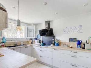 Η κουζίνα ή μικρή κουζίνα στο Holiday Home Les Lentisques 21 by Interhome