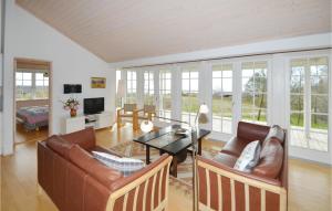 Predel za sedenje v nastanitvi Nice Home In Ebeltoft With 3 Bedrooms And Wifi