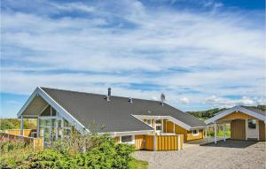 una casa con techo gris en Nice Home In Hjrring With 4 Bedrooms, Sauna And Wifi, en Kærsgård Strand