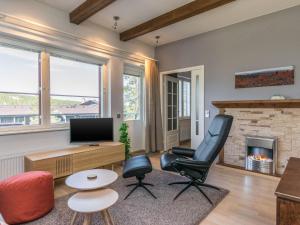 un salon avec deux chaises et une cheminée dans l'établissement Holiday Home Kelotähti a 23 by Interhome, à Saariselka