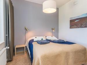 une chambre avec un lit avec des serviettes dessus dans l'établissement Holiday Home Kelotähti a 23 by Interhome, à Saariselka