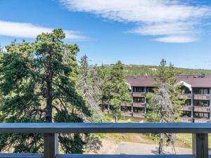 une vue depuis le balcon d'un immeuble dans l'établissement Holiday Home Kelotähti a 23 by Interhome, à Saariselka