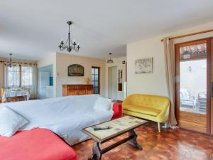 Ruang duduk di Holiday Home L'Arbousier by Interhome
