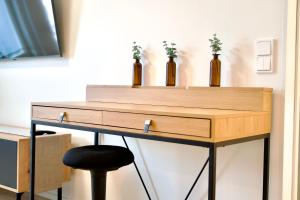 un bureau avec trois bouteilles dessus dans l'établissement Brandnew Modern Condo with Sauna, à Rovaniemi