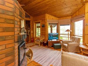 Cabaña de madera con sala de estar con chimenea en Holiday Home Jyrkänne by Interhome, en Pyöli